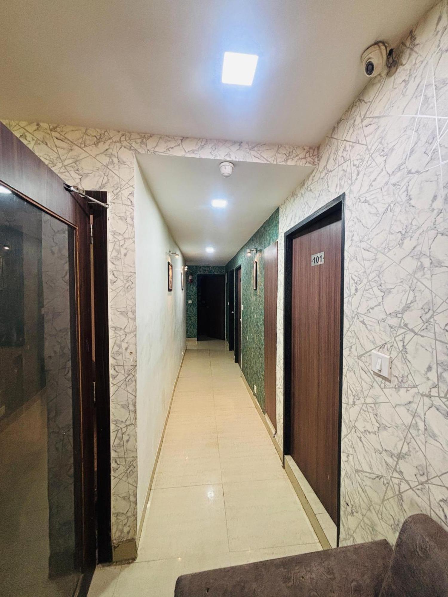 Hotel Greenwood Amhedabad Dış mekan fotoğraf